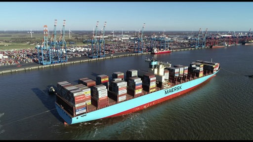 Ein großes Maersk-Frachtschiff im Bremerhavener Hafen.