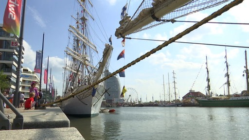 Ein Schiff am Bremerhavener Hafen.