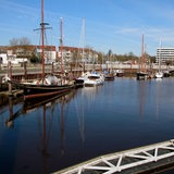 Im Vegesacker Hafen liegen diverse Schiffe.