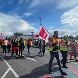 Menschen im Hafen von Bremerhaven bei einer Demonstration