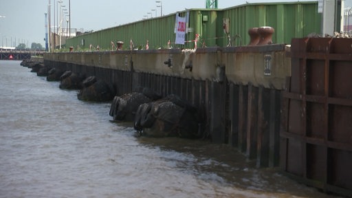 Reparaturbedürftige Kaje in Bremerhaven