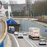 Autos fahren in den neuen Hafentunnel in Bremerhaven