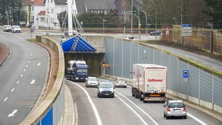 Autos fahren in den neuen Hafentunnel in Bremerhaven