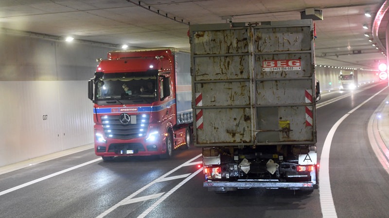 Zwei Lastwagen begegnen sich im neuen Hafentunnel in Bremerhaven