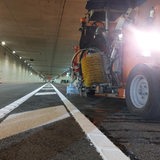 Ein Baufahrzeug steht in einem leeren Tunnel.