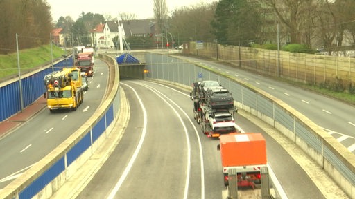 LKWs fahren durch den Hafentunnel in Bremerhaven.