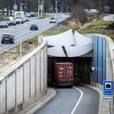 Ein Lkw fährt in einen Tunnel.