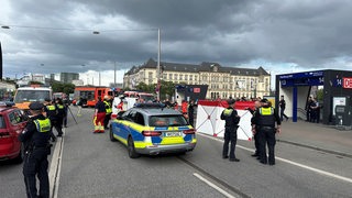 Polizei und Rettungskräfte stehen am Hamburger Hauptbahnhof.