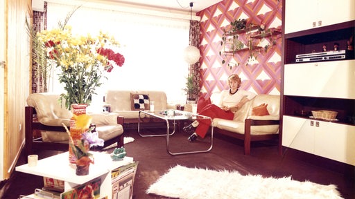 Blick in ein Wohnzimmer der 1970er-Jahre.