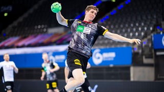 Handballer Finn Lemke im Sprung beim Wurf während eines Länderspiels gegen Estland.