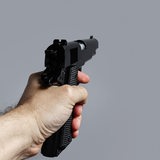 Eine Hand hält eine Pistole