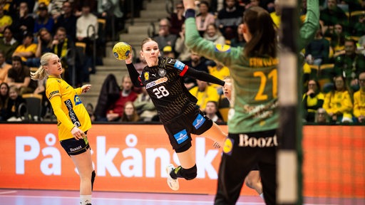 Die deutsche Handball-Nationalspielerin Toni-Luisa Reinemann wirft im Fallen aufs Tor.