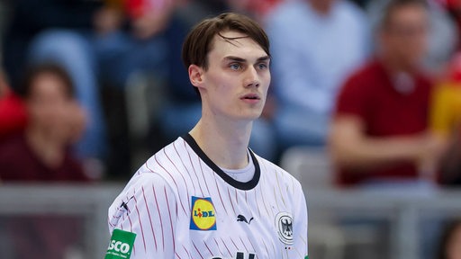 Miro Schluroff im weißen Trikot der deutschen Handballnationalmannschaft.