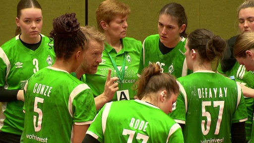 Der Handball Trainer der Werder Frauen macht eine Ansage im Kresi