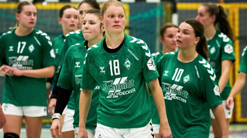 Die Bremer Handballerinnen schauen nach einem Spiel frustriert.