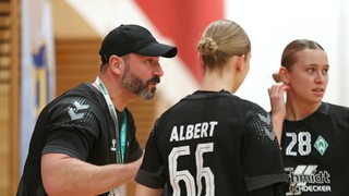 Werders Handball-Trainer Patrice Giron gibt seinen Spielerinnen Anweisungen.