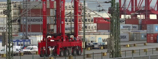Ein Hafenfahrzeug an den Docks zu transportieren von Containern.
