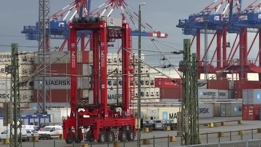 Ein Hafenfahrzeug an den Docks zu transportieren von Containern.