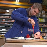 Ein Auszubildender Elektroniker bei der Arbeit.