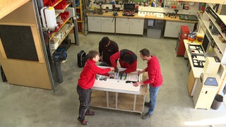 Drei Azubis werden in einem Elektro Betrieb in Woltmershausen ausgebildet.