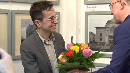 Masha Gessen wird zum Gewinn des Hannah Arendt Preises ein Blumenstrauß überreicht.