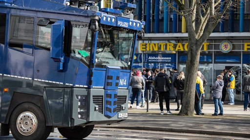 Ein Wasserwerfer der Polizei steht vor dem Eintracht-Stadion in Braunschweig