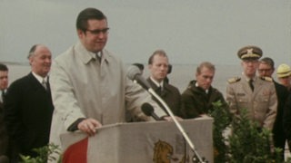 Hans Koschnick am Rednerpult am Ufer der Weser