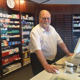 Uwe Jäger, Inhaber der Hansa-Apotheke, steht am Tresen in seiner Apotheke