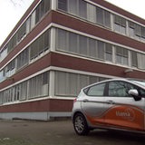 Ein Auto mit dem Hansa Logo vor dem Pflegeheim der Hansa Gruppe. 