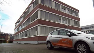 Ein Auto mit dem Hansa Logo vor dem Pflegeheim der Hansa Gruppe. 