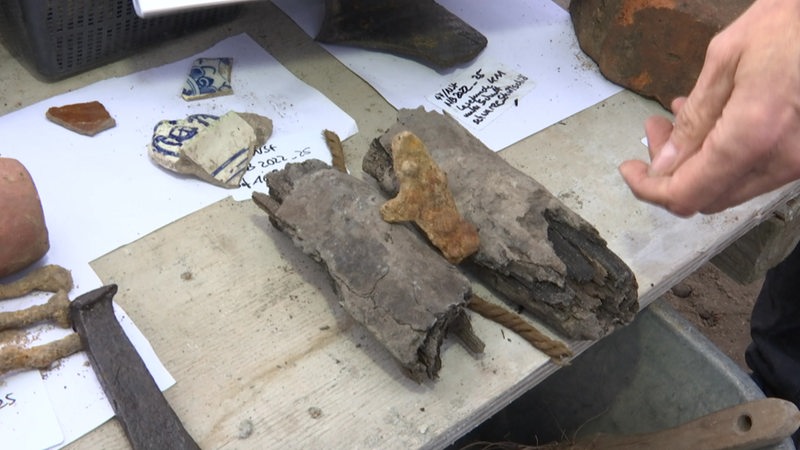 Bei einer Ausgrabung gefundene Teile liegen auf einem Tisch