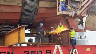 Die Bremer Hansekogge muss zum Abtransport noch geschweißt werden.