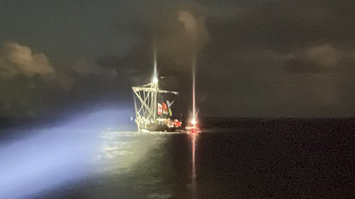 Seenotretter in der Nacht bei der Bremer Hansekogge Ubena im Einsatz
