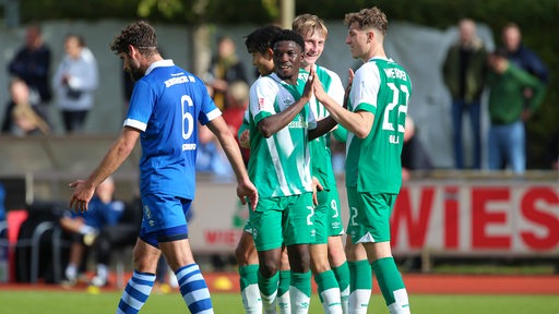 Spieler von Werders U23 bejubeln einen Treffer, hängende Köpfe beim Bremer SV.