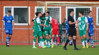 Spieler der Regionalliga-Mannschaft von Werders U23 bejubeln einen Treffer gegen den Bremer SV.