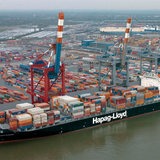 Ein Containerschiff an einer Mole in Bremerhaven.