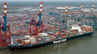 Ein Containerschiff an einer Mole in Bremerhaven.