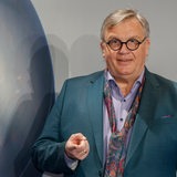 Der Komiker Hape Kerkeling schaut in die Kamera.