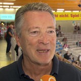 Eishockey-Bundestrainer Harold Kreis gibt buten un binnen ein Interview.