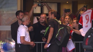 Der Bayern Fußballspieler Harry Kane macht mit Fans Fotos in Bremen. 