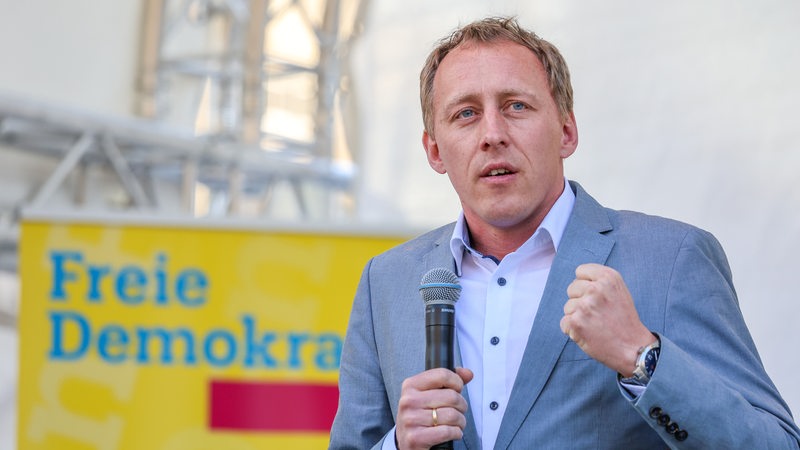 Der Spitzenkandidat der FDP Bremen für Bremerhaven, Hauke Hilz, hält eine Rede