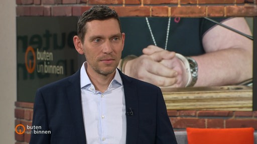 Hauke Hirsinger im buten un binnen Studio mit Moderator Janos Kereszti. 