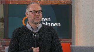 Der Leiter der Stabsstelle für Deichbau Stadtstrecke Hauke Krebs im Interview bei buten un binnen.
