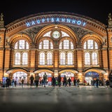 Der Bremer Hauptbahnhof am Abend.