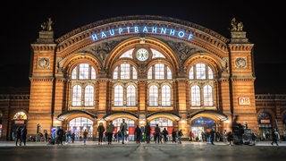 Der Bremer Hauptbahnhof am Abend.