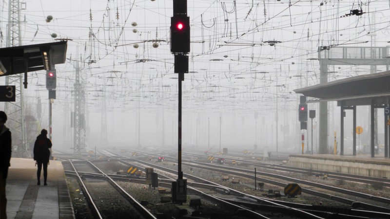 Nebel am Hauptbahnhof in Bremen. 