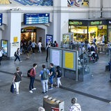 Fahrgäste in der Bahnhofshalle im Bremer Hauptbahnhof (Archivbild)