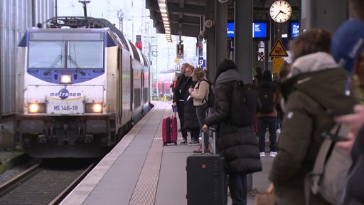 Ein Metronom Zug bei der Einfahrt in den Bremer Hauptbahnhof