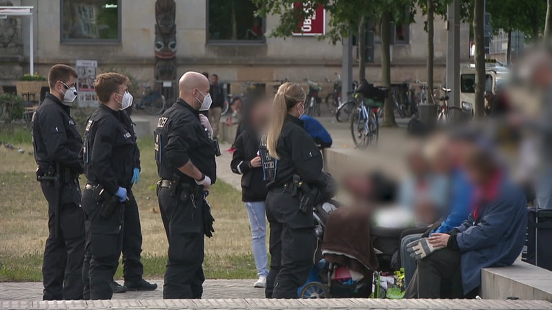 Die Polizei versucht die Drogenabhängigen Menschen am Hauptbahnhof zu vertreiben.