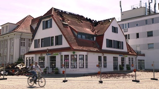 Ein Haus in der Achimer Innenstadt nach einem Brand im Dachstuhl.